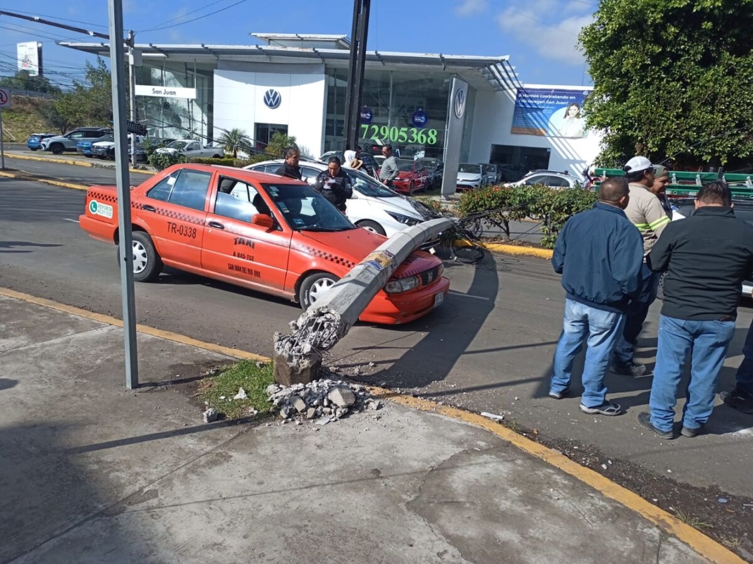 Cierran paso en Boulevard Hidalgo tras caída de poste sobre vehículos