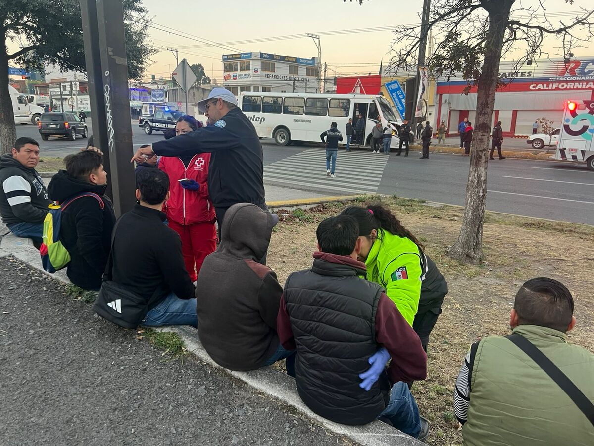 Accidente de transporte de personal en Paseo Central deja 10 lesionados; autobús chocó contra semáforo