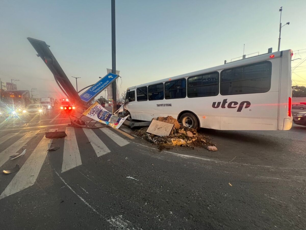 Accidente de transporte de personal en Paseo Central deja 10 lesionados; autobús chocó contra semáforo