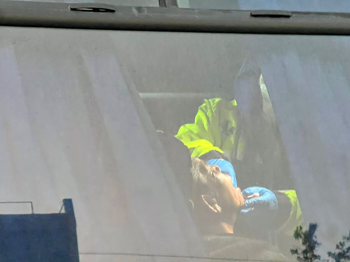 Accidente de transporte de personal en Paseo Central deja 10 lesionados; autobús chocó contra semáforo