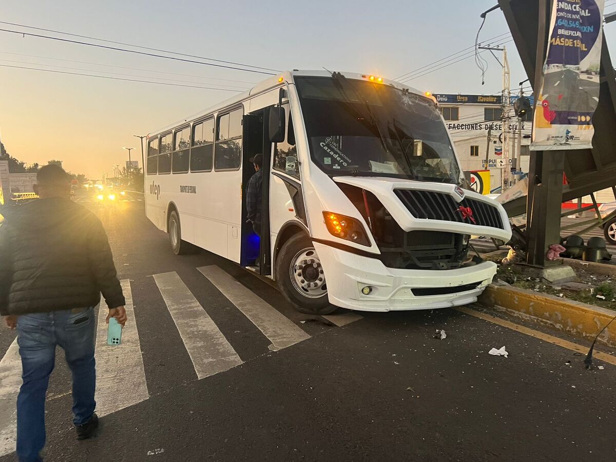 Accidente de transporte de personal en Paseo Central deja 10 lesionados; autobús chocó contra semáforo