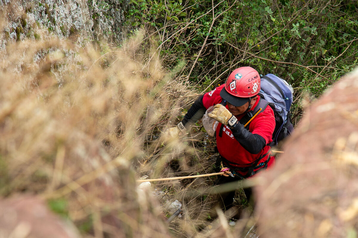 Localizan prendas y restos óseos en nueva búsqueda en la Barranca de Galindo, SJR