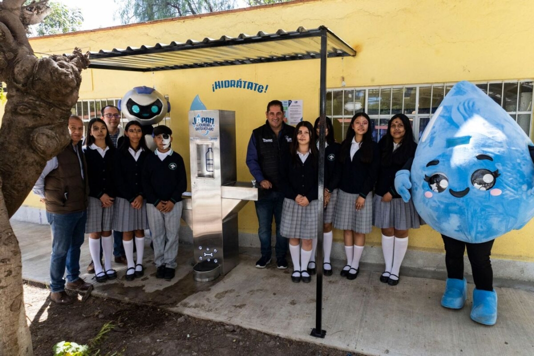 Más de 21 mil estudiantes se benefician con bebederos instalados por JAPAM