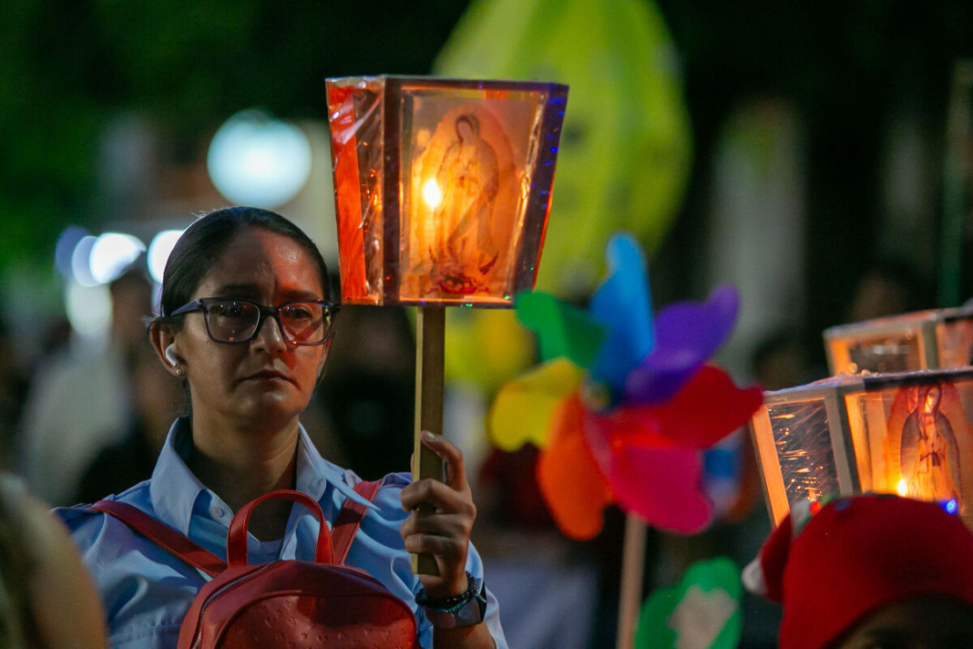 Participan 8 mil personas en la 77ª Procesión de los Farolitos en San Juan del Río