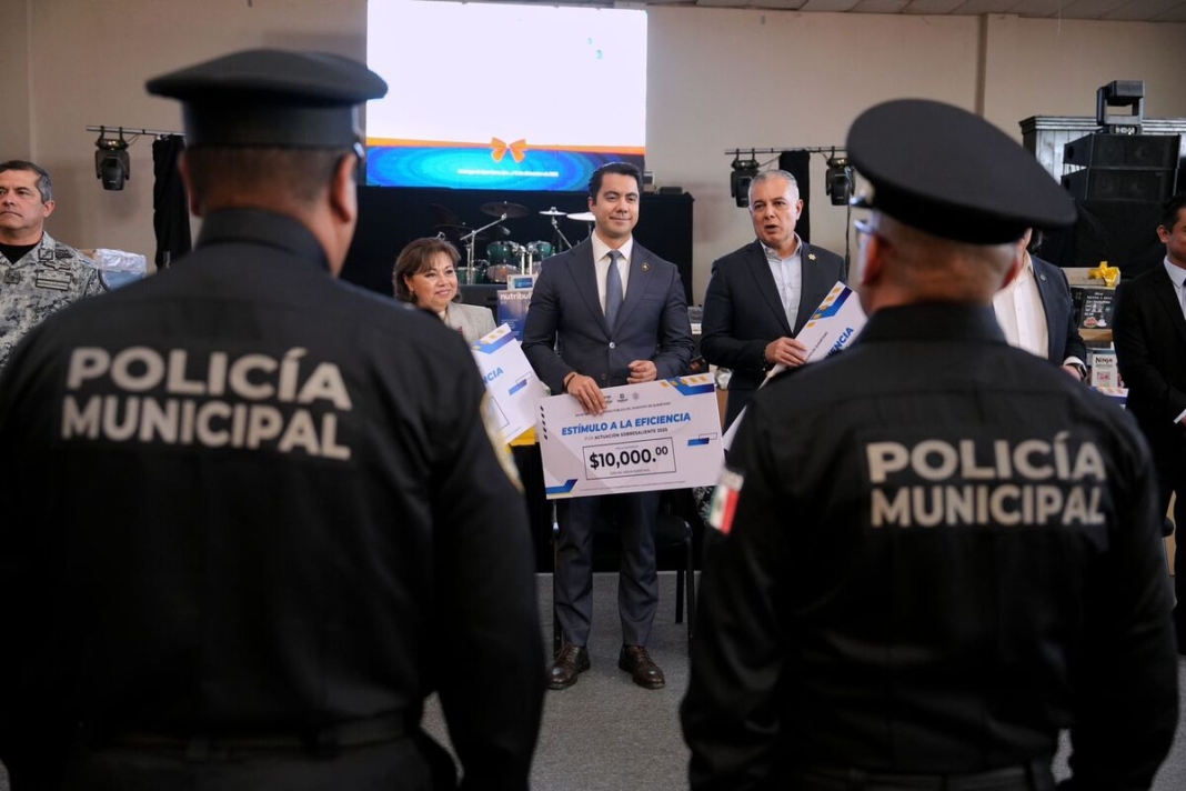 Reconoce Felifer Macías a policías municipales de Querétaro en su día