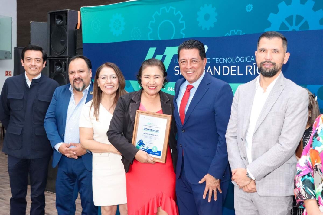 Reconocen labor de docentes y administrativos de la UT San Juan