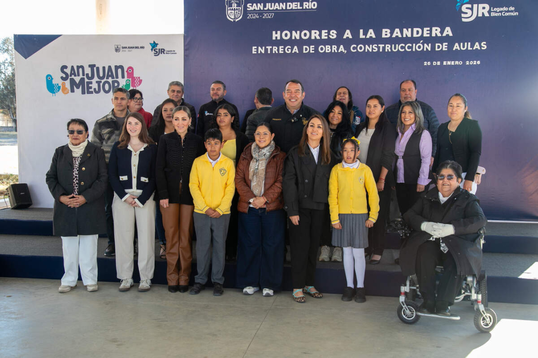 Entrega Roberto Cabrera aulas en escuela primaria de San Sebastián de las Barrancas Norte