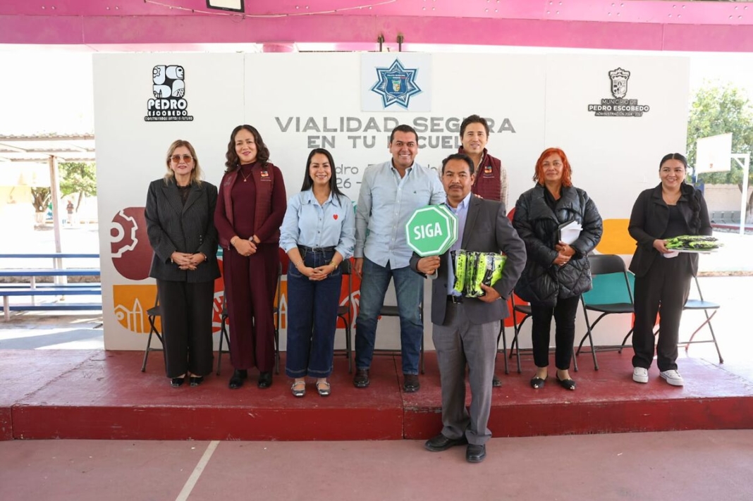 Entregan equipo de señalización a 31 escuelas de Pedro Escobedo; vigilan accesos con drones