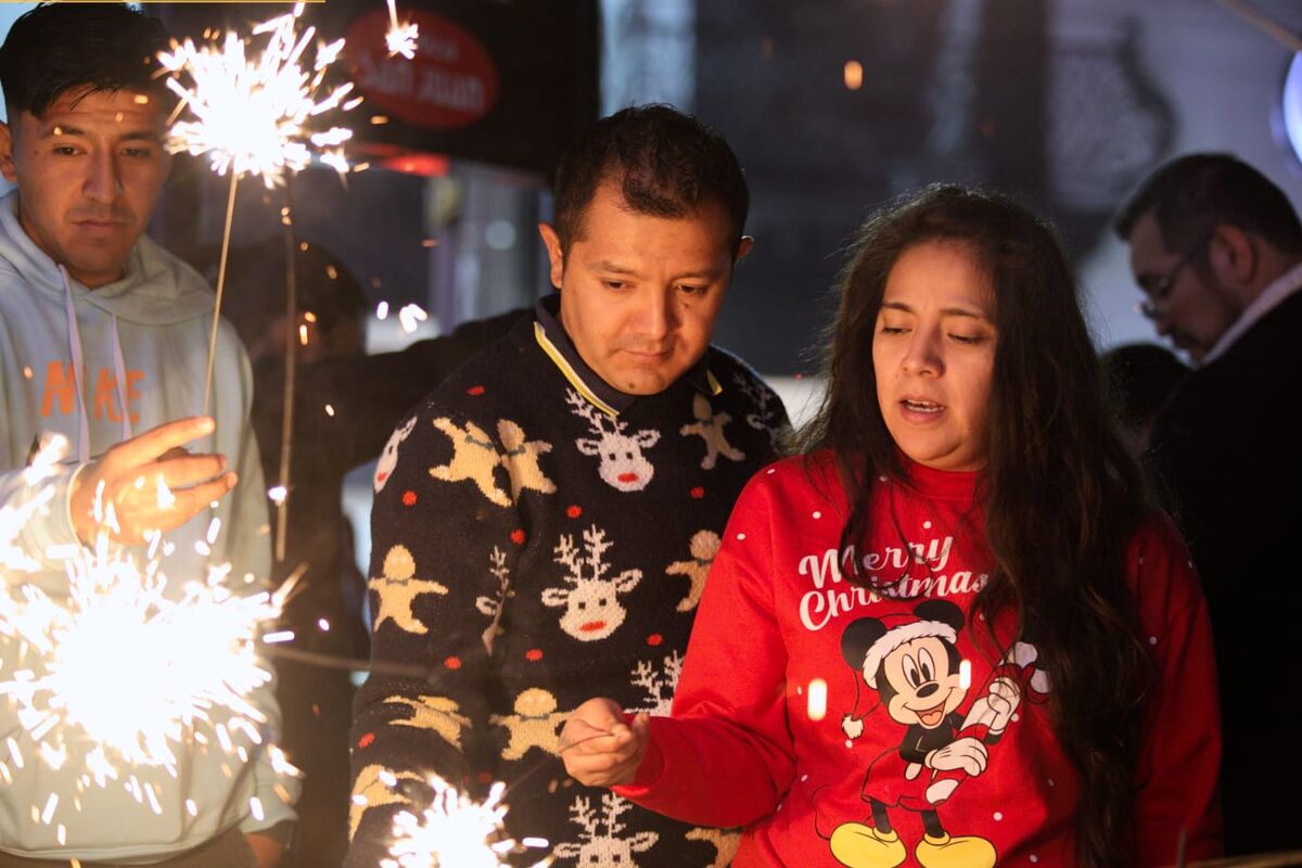 Familias iluminan centro de San Juan del Río con luces y cartas a los Reyes Magos