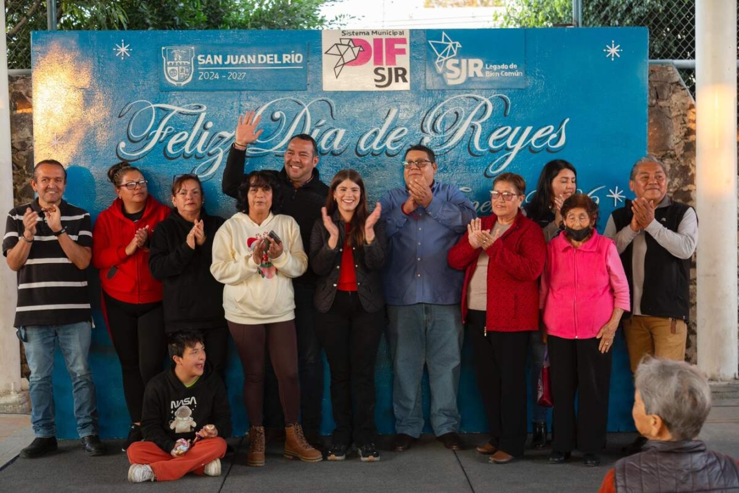 Llevan Gina Sánchez y Roberto Cabrera alegría y abrigo a familias de la colonia la Fátima