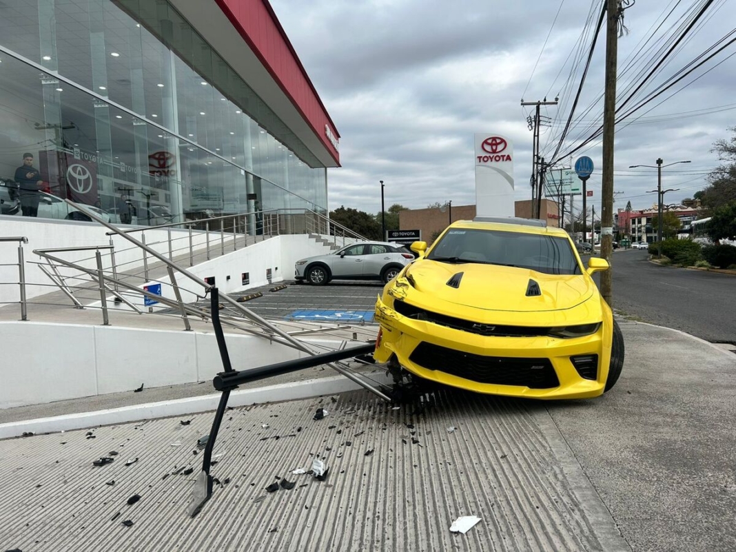 Se estampa Camaro contra agencia Toyota en Boulevard Hidalgo tras intento de rebase