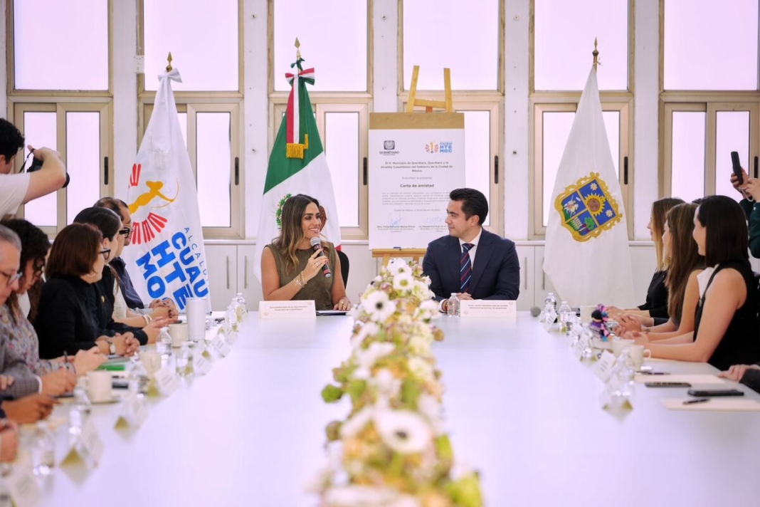 Firman Felifer Macías y Alessandra Rojo de la Vega 