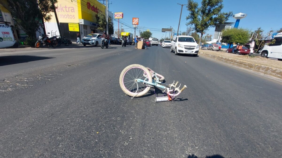 Grave, ciclista embestido por auto en Paseo Central; viajaba en bicicleta de niño