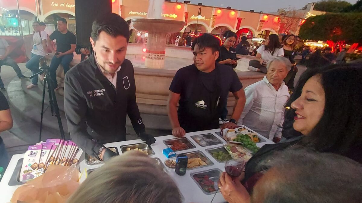 Encabeza Héctor Magaña cata masiva y gratuita en el jardín de Tequisquiapan; asistieron 300 personas