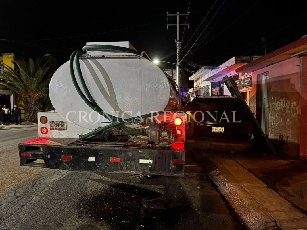 Pipa de agua choca contra casas y autos en zona oriente de SJR