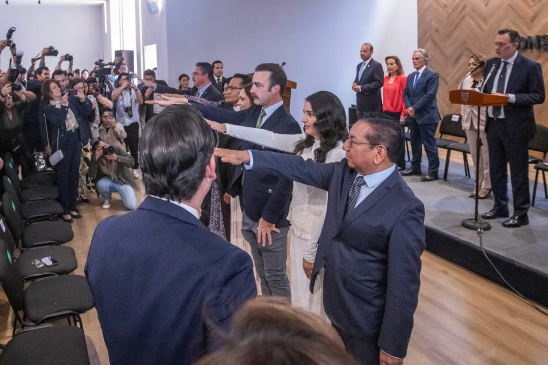 Mauricio Kuri toma protesta al Consejo de Notarios de Querétaro