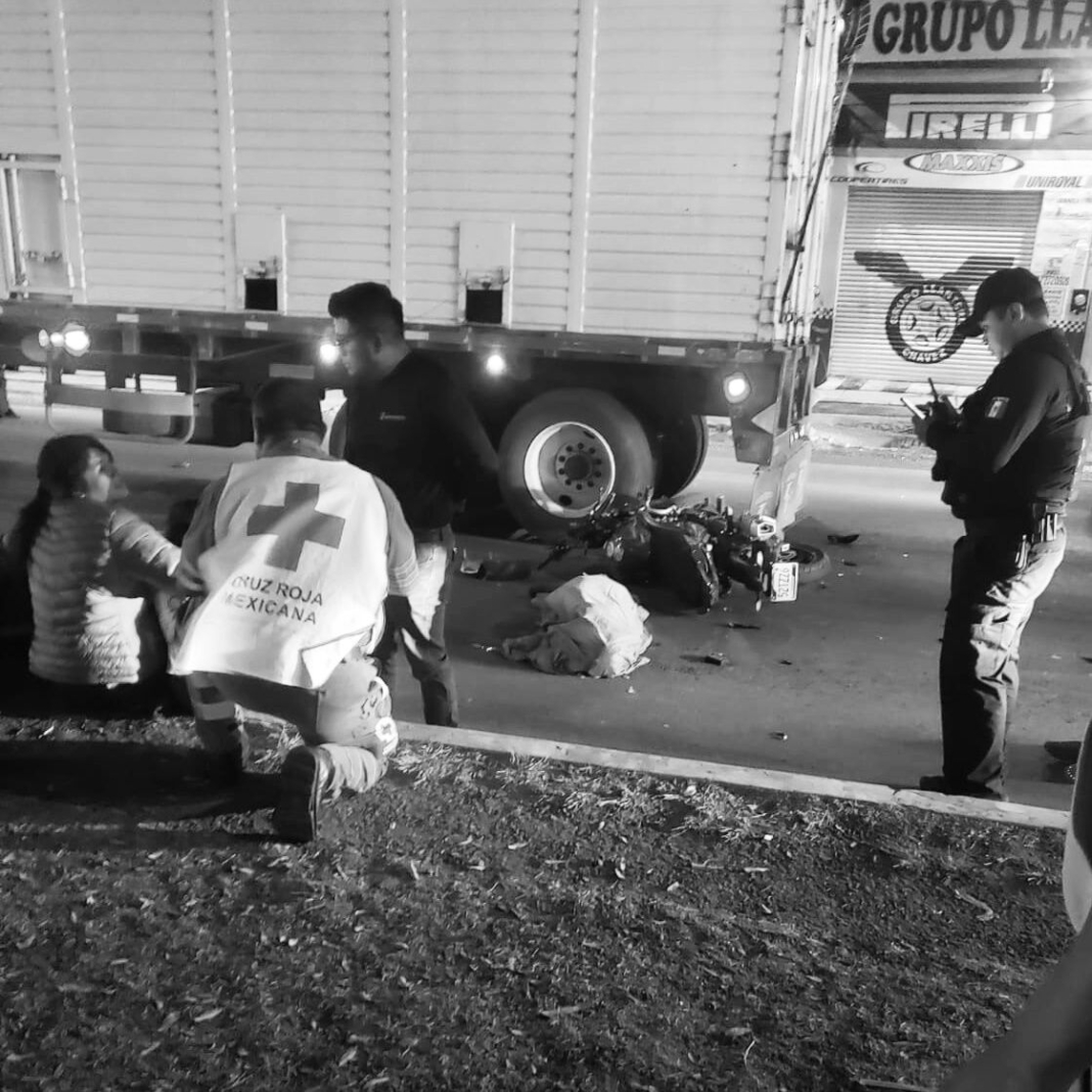 Muere motociclista tras impactarse contra tráiler en Paseo Central