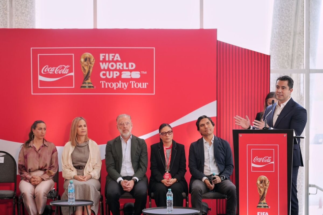 Asiste Felifer Macías a la ceremonia inaugural del trofeo original de la Copa Mundial de la FIFA