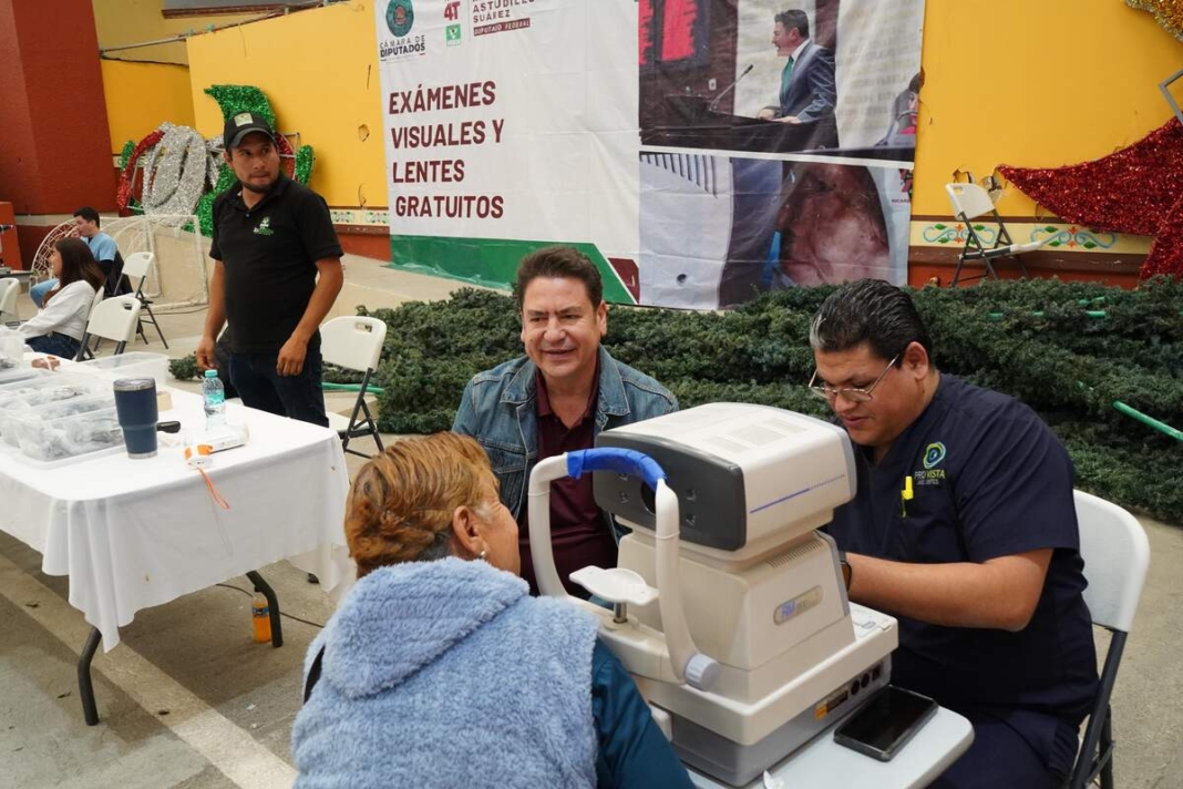 Entrega Astudillo mil lentes gratuitos en Pedro Escobedo