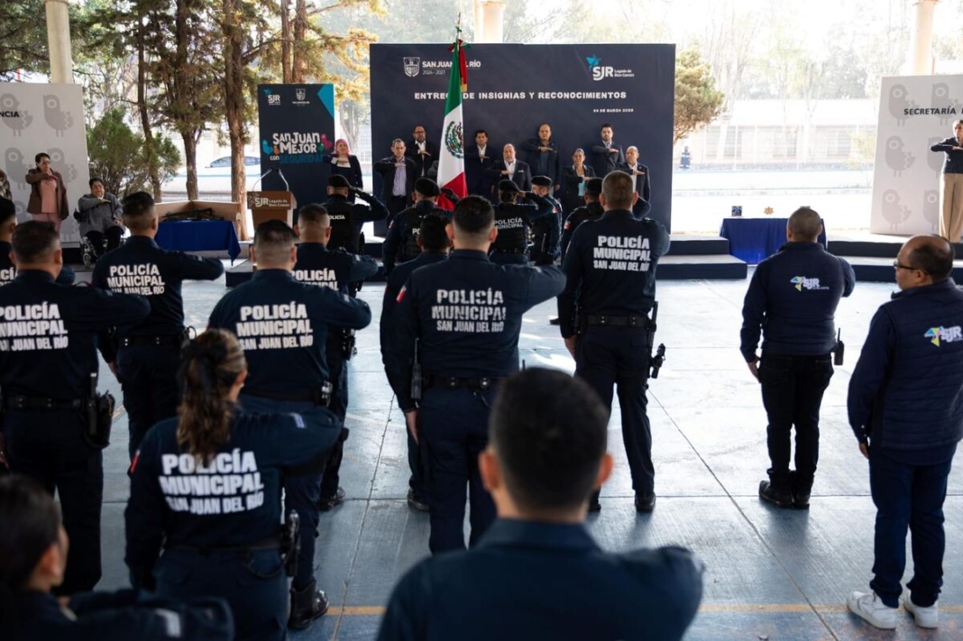 Entregan insignias, reconocimientos y equipo al personal de la Secretaría de Seguridad Pública Municipal