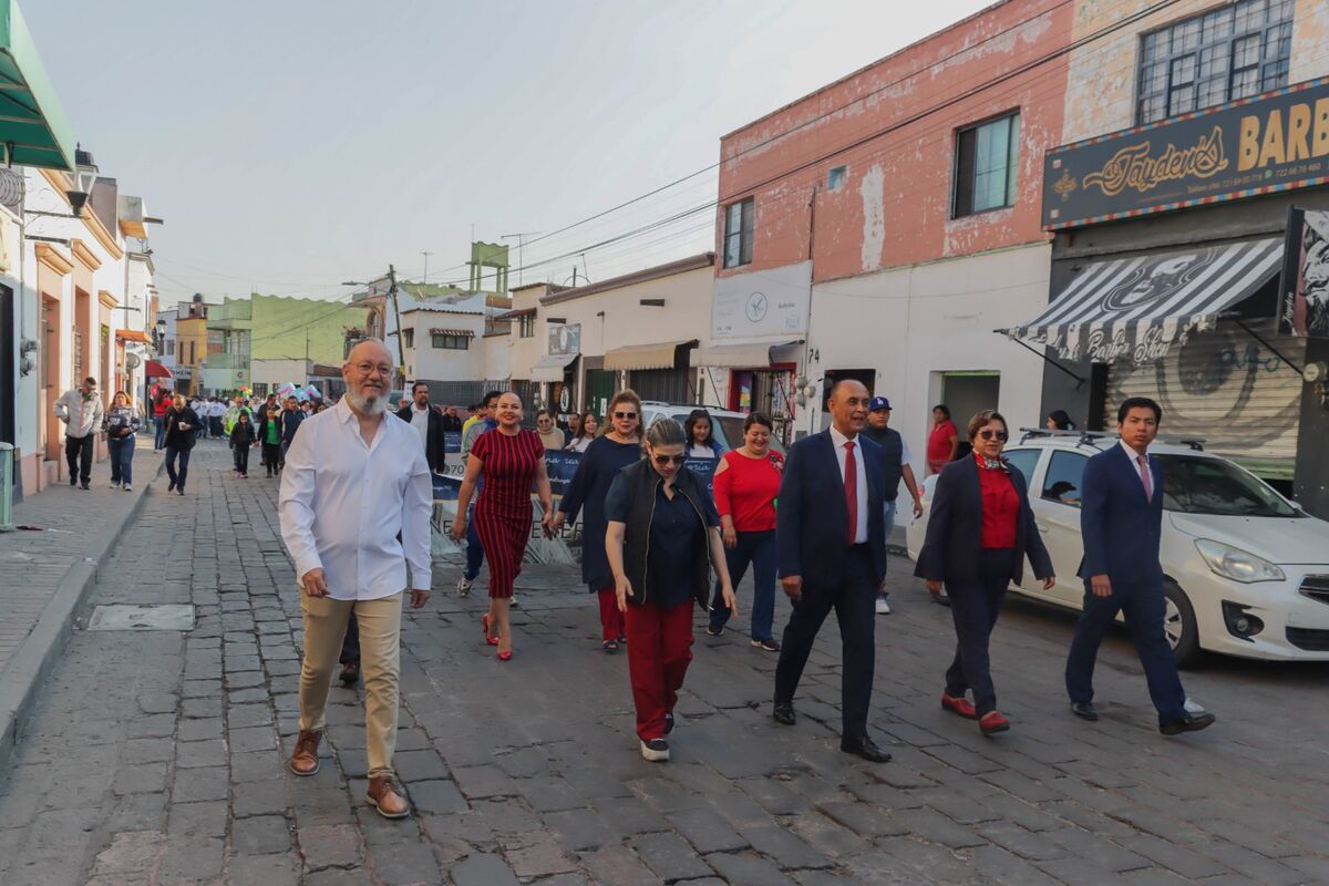 Un éxito el Desfile de Generaciones de la Secundaria Antonio Caso por su 75 aniversario