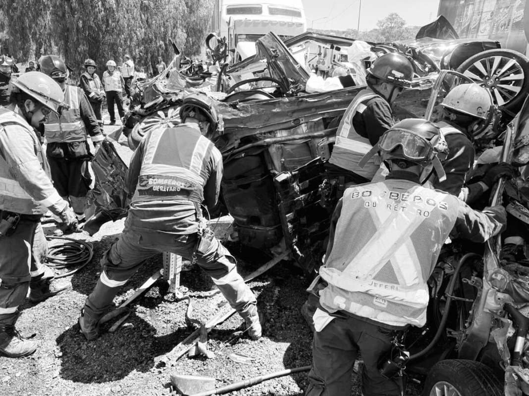 Mueren 2 personas en accidente múltiple sobre la autopista México-Querétaro