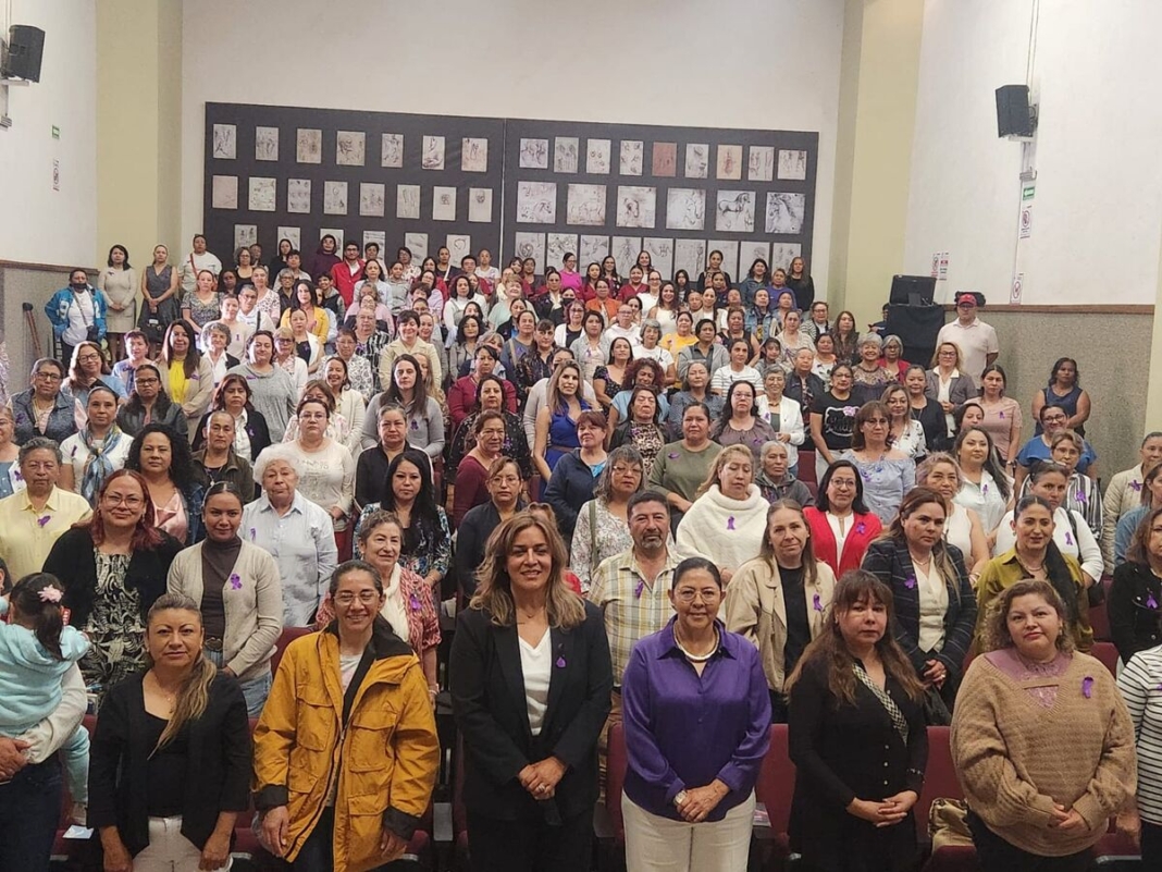 Imparten conferencia “Antes, durante y después de la menopausia” ante más de 200 mujeres