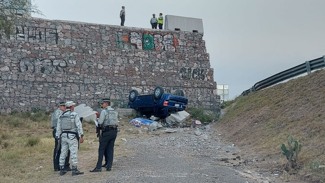 Muere mujer tras caída de camioneta desde rampa de frenado en la carretera 57