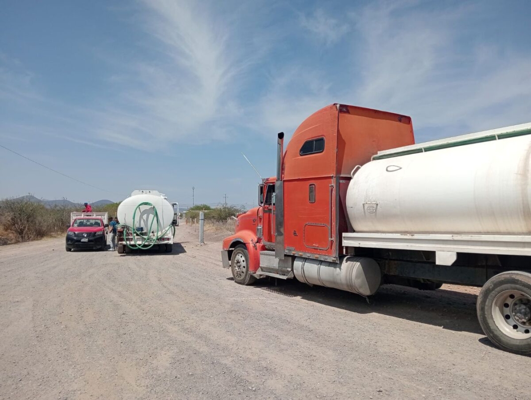 Municipio de Pedro Escobedo atiende con pipas contingencia de agua en La Lira