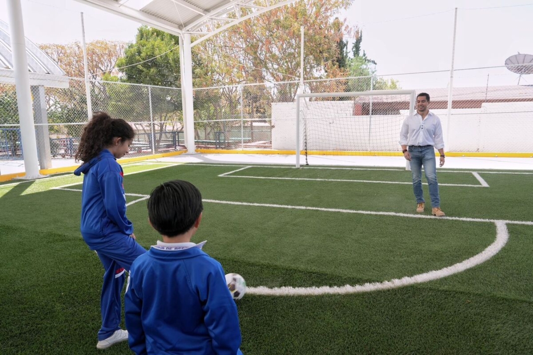 Primaria Juana de Asbaje estrena cancha y arcotecho en Peñuelas
