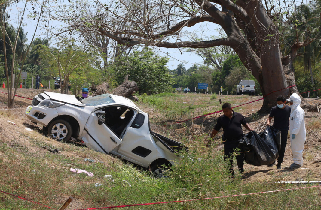 Mueren cinco turistas mexiquenses tras volcadura en la zona Diamante de Acapulco