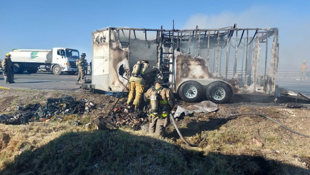 Remolque cargado de electrodomésticos se incendia en carretera 57; sin heridos