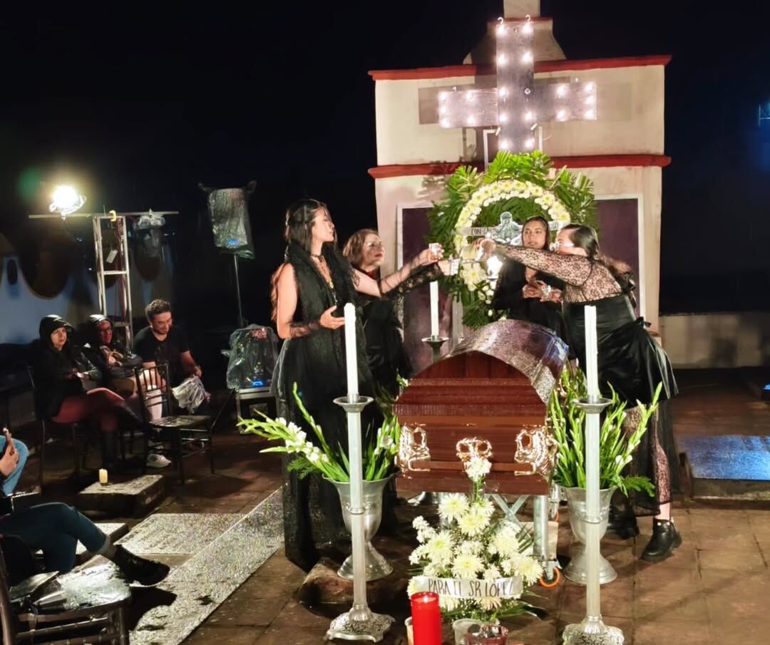 Apadrina Tenoch Huerta obra teatral sobre plañideras en San Juan del Río