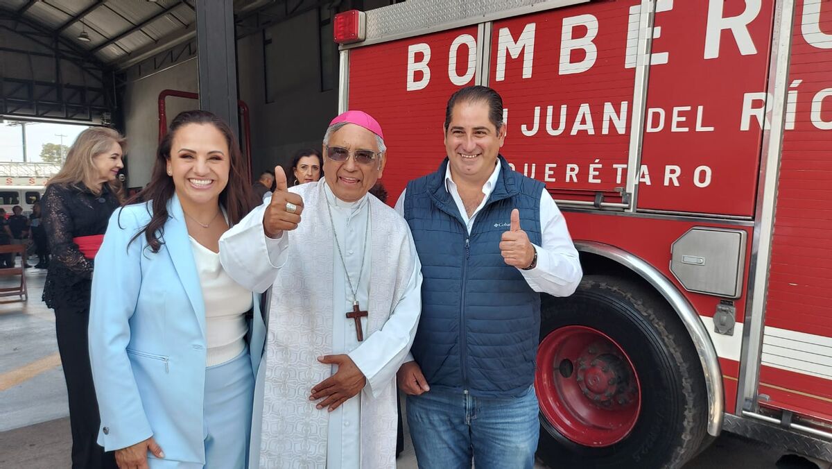 Bendice obispo de Querétaro instalaciones y unidades de Bomberos Voluntarios en San Juan del Río