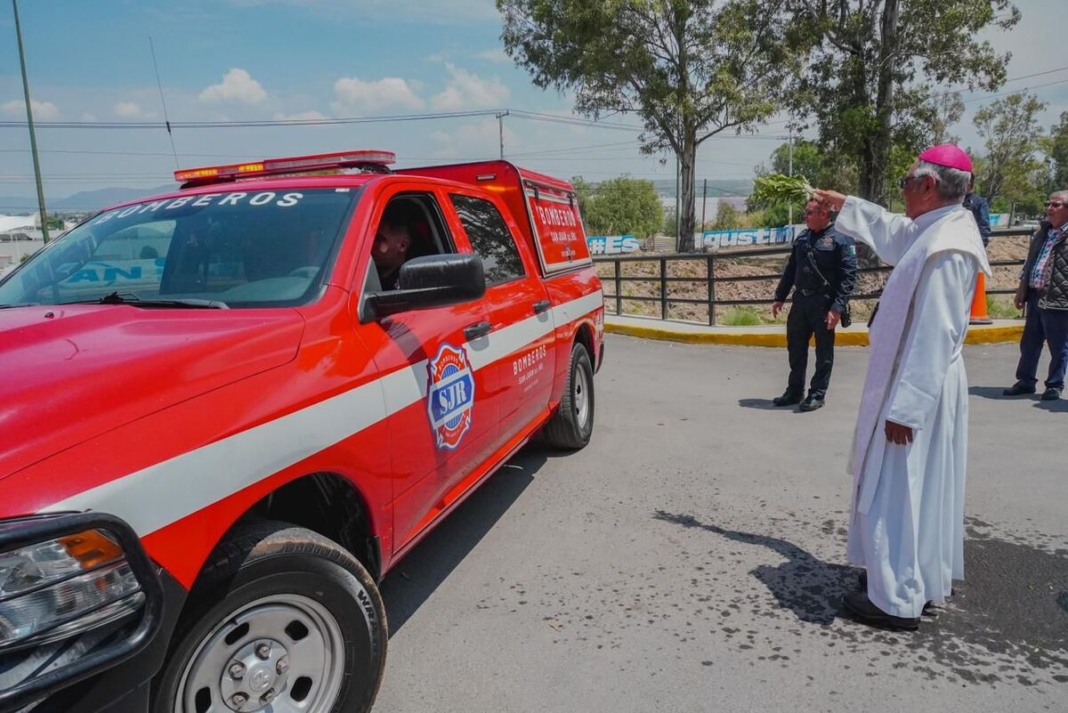 Bendice obispo de Querétaro instalaciones y unidades de Bomberos Voluntarios en San Juan del Río