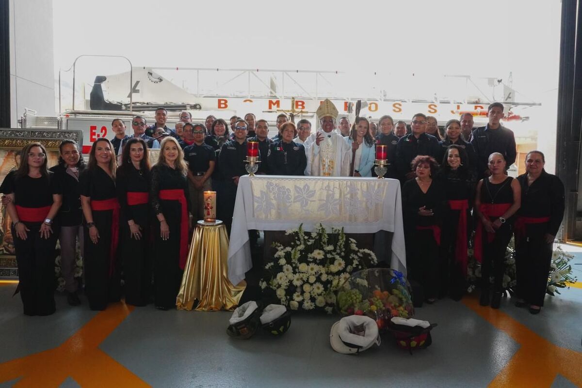 Bendice obispo de Querétaro instalaciones y unidades de Bomberos Voluntarios en San Juan del Río