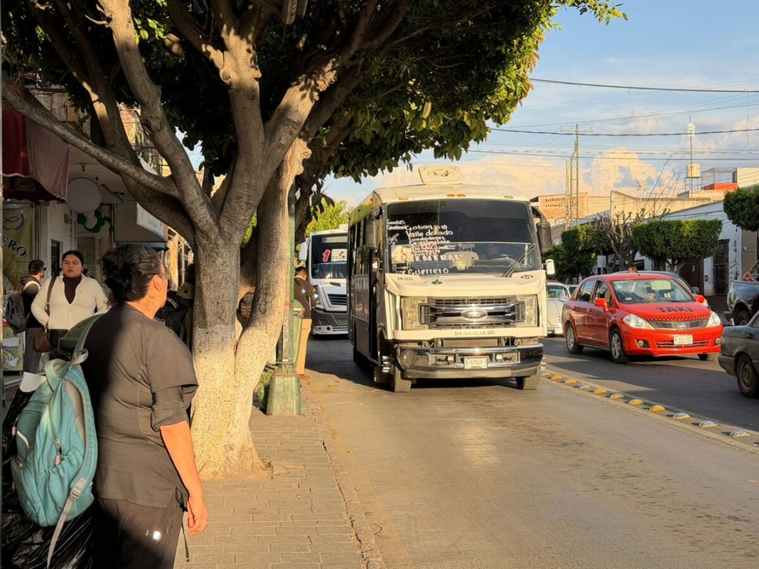 Reducirán rutas de transporte público en San Juan del Río; proponen aumento de tarifa a 15 pesos