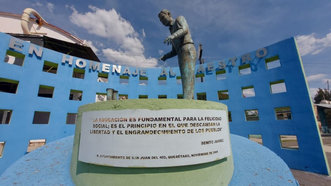 Sustraen estatua de niña en monumento al Maestro en San Juan del Río