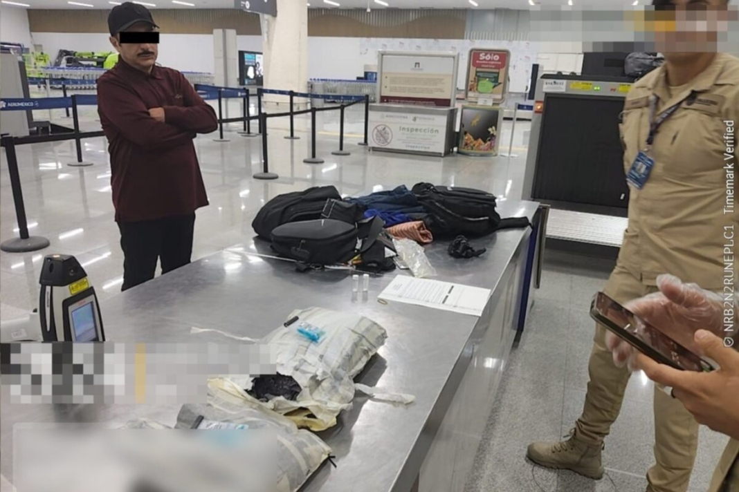 Detienen a pasajero con más de 3 kilos de cocaína ocultos en doble fondo en el AICM