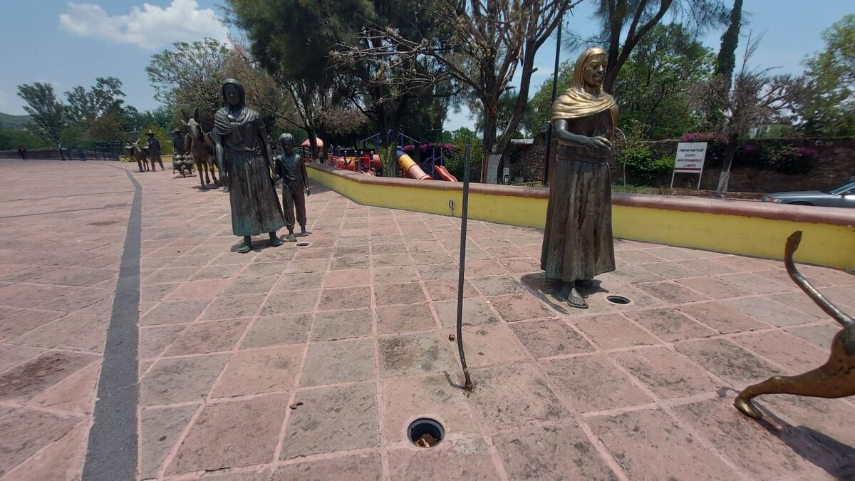 Detienen a sujeto y recuperan escultura robada del Puente de la Historia