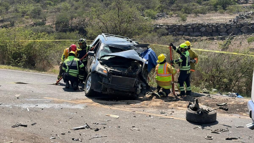 Fatal choque frontal en la carretera 300 deja un muerto y un menor lesionado