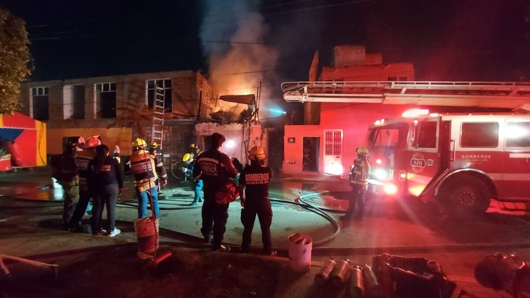 Se incendia casa por cuarta vez en San Juan del Río; rescatan a familia en plena feria de San Isidro
