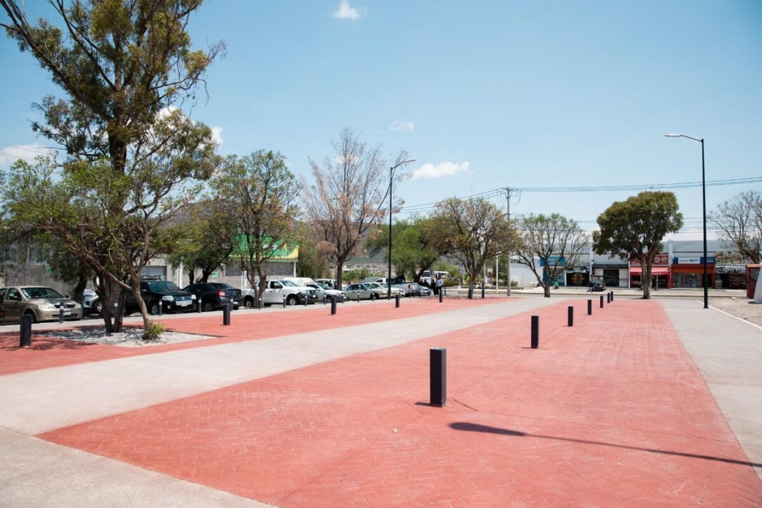 Mauricio Kuri entrega rehabilitación de explanada del tianguis Fundadores, San Juan del Río