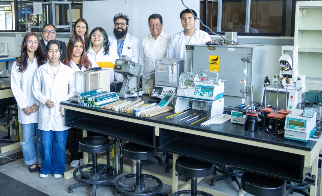 Recibe UT San Juan equipo de laboratorio donado por Aditivos Mexicanos