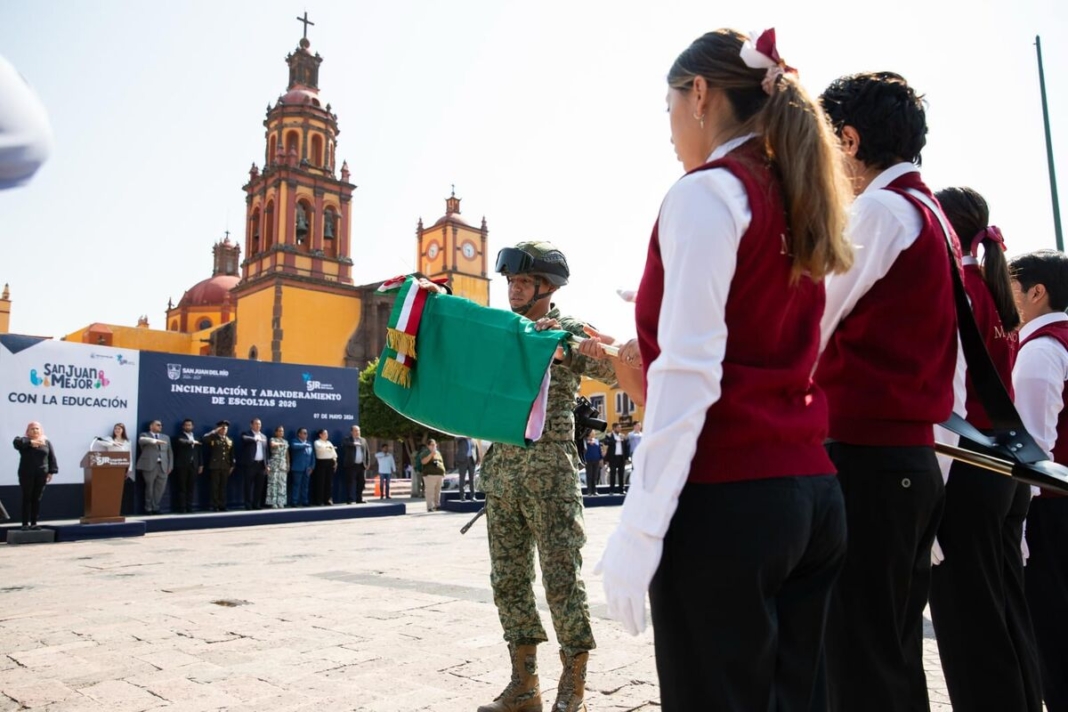 Roberto Cabrera encabeza ceremonia de Incineración de Banderas y Abanderamiento de Escoltas