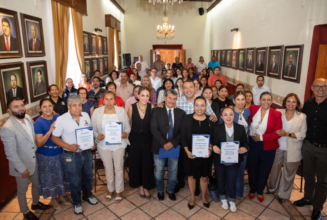 Roberto Cabrera entrega reconocimientos a Comités de Contraloría Social