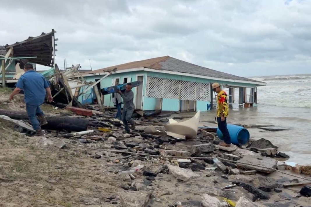 Restaurante colapsa por fuertes olas en Playa Bagdad de Matamoros, Tamaulipas
