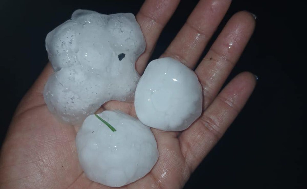 Sorprende fuerte granizada en Nuevo León; hielo destroza vidrios de vehículos