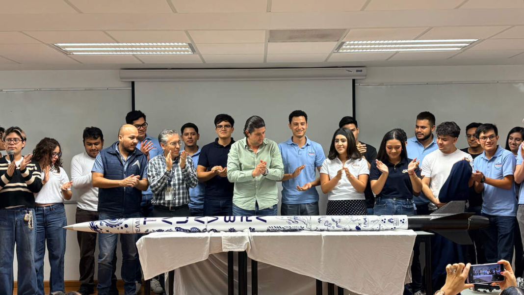 Desarrollan estudiantes de la UNAQ cohete de alta potencia para competir en EE. UU.