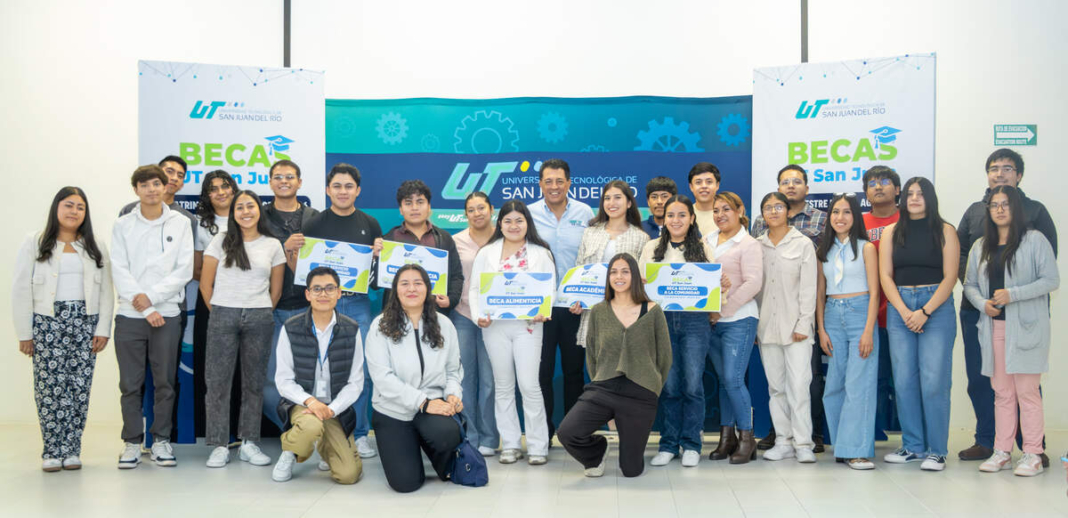 Entrega UT San Juan 220 becas a estudiantes para frenar la deserción escolar